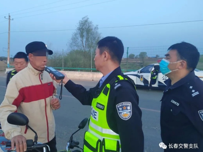 別拿摩托不當(dāng)“車” 無(wú)證酒駕“駛”不得