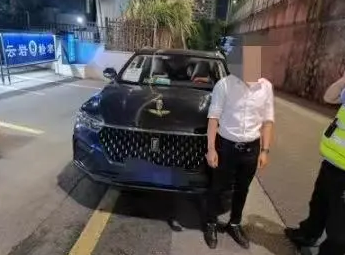 被查酒駕，他趕走代駕繼續開車，剛一轉角又碰上了執勤交警