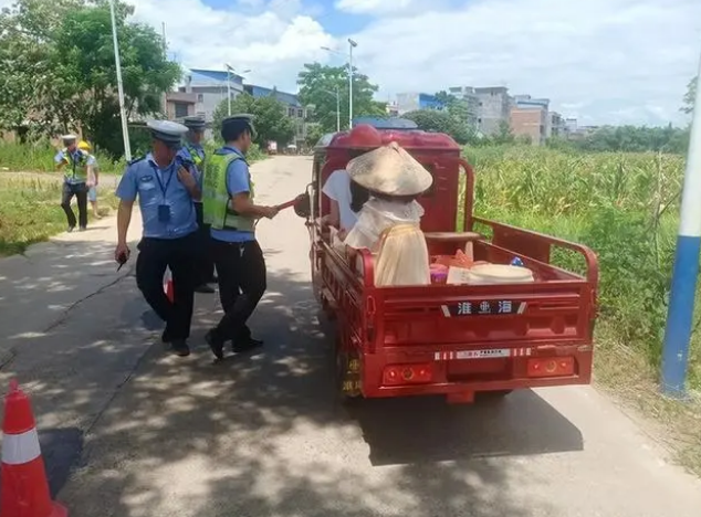 危險！飲酒、無證還違法載人，道縣交警緊急叫停
