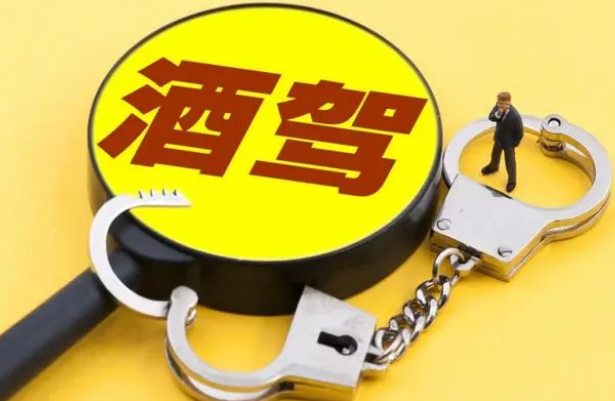 酒駕讓無駕照的女友來頂包……鄭州交警:罰! 酒駕讓無駕照的女友來頂包……鄭州交警:罰!